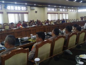 Rapat Koordinasi Pengamanan dan Ketertiban Masyarakat yang digelar di Gedung DPRD Bali, Senin (13/7/2026).