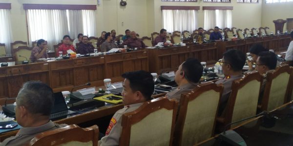 Rapat Koordinasi Pengamanan dan Ketertiban Masyarakat yang digelar di Gedung DPRD Bali, Senin (13/7/2026).