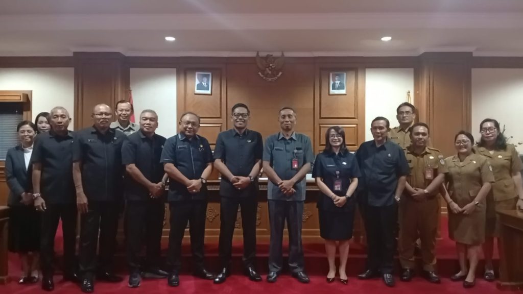Ketua Komisi III DPRD Badung I Made Ponda Wirawan (tengah) usai menggelar Rapat Kerja bersama Bapenda Badung.