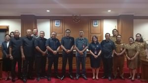 Ketua Komisi III DPRD Badung I Made Ponda Wirawan (tengah) usai menggelar Rapat Kerja bersama Bapenda Badung.