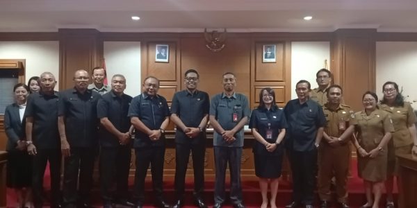 Ketua Komisi III DPRD Badung I Made Ponda Wirawan (tengah) usai menggelar Rapat Kerja bersama Bapenda Badung.