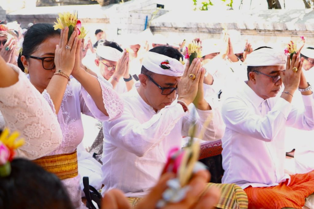 Wali Kota Denpasar, IGN Jaya Negara didampingi Ketua TP PKK Kota Denpasar, Ny. Antari Jaya Negara melaksanakan persembahyangan sekaligus penyineban serangkaian Karya Padudusan Agung lan Tawur Balik Sumpah Agung di Pura Dang Kahyangan Luhur Uluwatu bertepatan dengan Anggara Paing Pujut, Selasa (14/7).