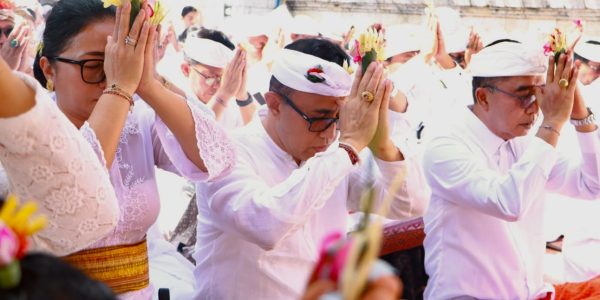 Wali Kota Denpasar, IGN Jaya Negara didampingi Ketua TP PKK Kota Denpasar, Ny. Antari Jaya Negara melaksanakan persembahyangan sekaligus penyineban serangkaian Karya Padudusan Agung lan Tawur Balik Sumpah Agung di Pura Dang Kahyangan Luhur Uluwatu bertepatan dengan Anggara Paing Pujut, Selasa (14/7).