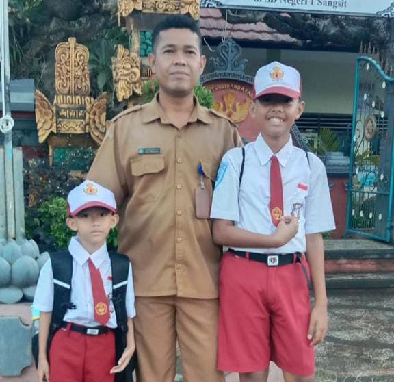 Gerakan Ayah Mengantar Anak di Hari Pertama Sekolah di Klungkung.