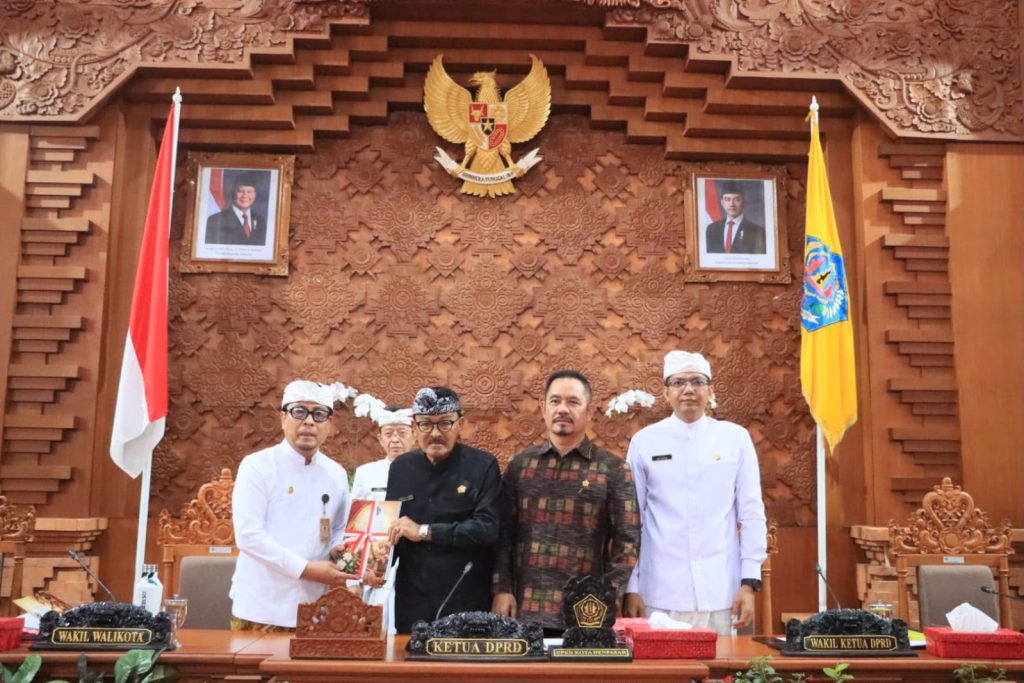 Wakil Wali Kota Denpasar I Kadek Agus Arya Wibawa bersama Ketua DPRD Denpasar, I Gusti Ngurah Gede, didampingi Wakil Ketua DPRD I Wayan Mariyana Wandhira dan I Made Oka Cahyadi Wiguna dalam pelaksanaan Rapat Paripurna ke-9 Masa Persidangan II DPRD Kota Denpasar, Selasa (14/7), di Gedung DPRD Kota Denpasar.