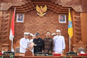 Wakil Wali Kota Denpasar I Kadek Agus Arya Wibawa bersama Ketua DPRD Denpasar, I Gusti Ngurah Gede, didampingi Wakil Ketua DPRD I Wayan Mariyana Wandhira dan I Made Oka Cahyadi Wiguna dalam pelaksanaan Rapat Paripurna ke-9 Masa Persidangan II DPRD Kota Denpasar, Selasa (14/7), di Gedung DPRD Kota Denpasar.