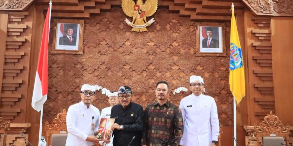 Wakil Wali Kota Denpasar I Kadek Agus Arya Wibawa bersama Ketua DPRD Denpasar, I Gusti Ngurah Gede, didampingi Wakil Ketua DPRD I Wayan Mariyana Wandhira dan I Made Oka Cahyadi Wiguna dalam pelaksanaan Rapat Paripurna ke-9 Masa Persidangan II DPRD Kota Denpasar, Selasa (14/7), di Gedung DPRD Kota Denpasar.