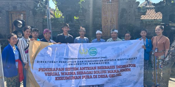 Tim Pengabdian kepada Masyarakat (PkM) Unwar di Pura Kawitan Pasek Gelgel Bendesa Tangkas Kori Agung, Banjar Tangkas, Desa Gelgel, Kabupaten Klungkung, Minggu (14/6).