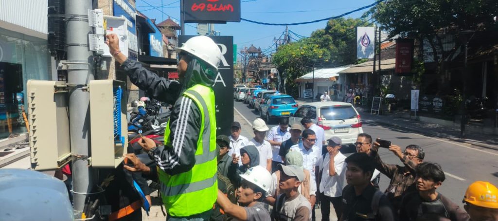 Sekda Kota Denpasar, I Gusti Ngurah Eddy Mulya saat melaksanakan Survei Teknis dan Pengujian Teknis Redaman Kabel SJUT-IPT Kawasan Sanur, Rabu (15/7).