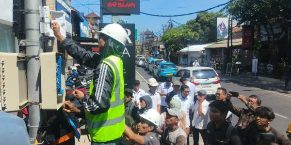 Sekda Kota Denpasar, I Gusti Ngurah Eddy Mulya saat melaksanakan Survei Teknis dan Pengujian Teknis Redaman Kabel SJUT-IPT Kawasan Sanur, Rabu (15/7).