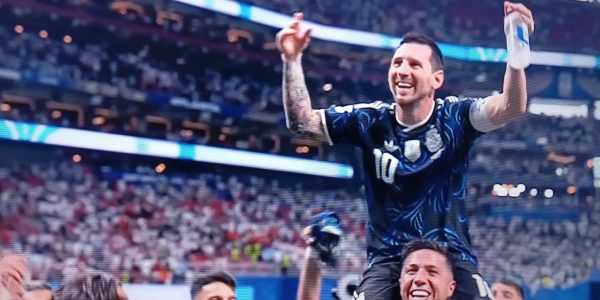 Tim Argentina Merayakan kemenangan atas Inggris di semifinal.