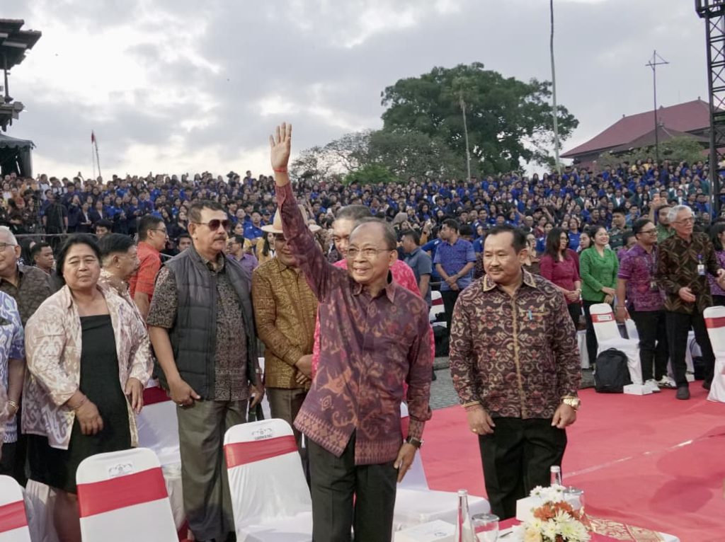 Wayan Koster (Angkat Tangan) saat meluncurkan Program Pengabdian Masyarakat Desa Kerthi Bali Sejahtera.