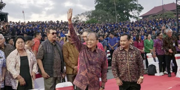 Wayan Koster (Angkat Tangan) saat meluncurkan Program Pengabdian Masyarakat Desa Kerthi Bali Sejahtera.