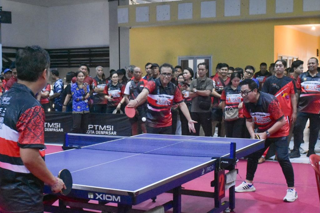 Wali Kota Denpasar, I Gusti Ngurah Jaya Negara bersama Wakil Wali Kota, I Kadek Agus Arya Wibawa saat secara resmi membuka Turnamen Tenis Meja Hari Pajak Tahun 2026 di Graha Yowana Suci, Denpasar, Jumat (17/7).