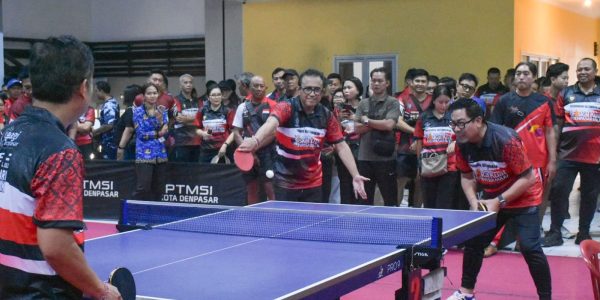Wali Kota Denpasar, I Gusti Ngurah Jaya Negara bersama Wakil Wali Kota, I Kadek Agus Arya Wibawa saat secara resmi membuka Turnamen Tenis Meja Hari Pajak Tahun 2026 di Graha Yowana Suci, Denpasar, Jumat (17/7).