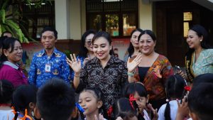 Ketua Pokja Bunda PAUD Kota Denpasar, Ny. Ayu Kristi Arya Wibawa, meninjau hari terakhir MPLS di TK Sila Dharma dan SDN 11 Pemecutan, Denpasar, Jumat (17/7).