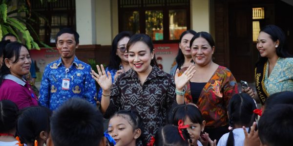 Ketua Pokja Bunda PAUD Kota Denpasar, Ny. Ayu Kristi Arya Wibawa, meninjau hari terakhir MPLS di TK Sila Dharma dan SDN 11 Pemecutan, Denpasar, Jumat (17/7).