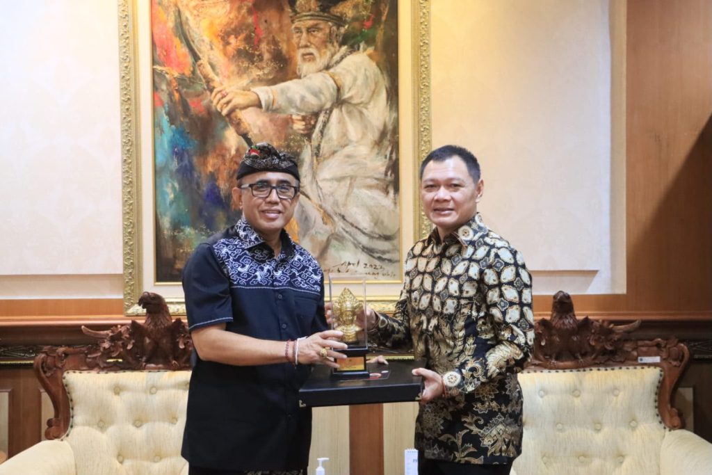 Wali Kota Denpasar I Gusti Ngurah Jaya Negara saat menerima kunjungan study tiru Pemerintah Kabupaten Paser, Kalimantan Timur, yang dipimpin Bupati Paser, dr. Fahmi Fadli, di Kantor Walikota Denpasar, Kamis (16/7).