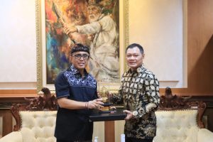 Wali Kota Denpasar I Gusti Ngurah Jaya Negara saat menerima kunjungan study tiru Pemerintah Kabupaten Paser, Kalimantan Timur, yang dipimpin Bupati Paser, dr. Fahmi Fadli, di Kantor Walikota Denpasar, Kamis (16/7).