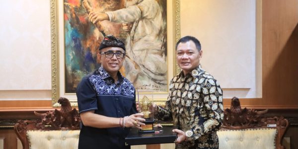 Wali Kota Denpasar I Gusti Ngurah Jaya Negara saat menerima kunjungan study tiru Pemerintah Kabupaten Paser, Kalimantan Timur, yang dipimpin Bupati Paser, dr. Fahmi Fadli, di Kantor Walikota Denpasar, Kamis (16/7).