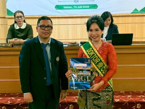 dr. Luh Gede Pradnyawati, M.Kes (kanan) usai Sidang Terbuka Promosi Doktor Program Studi Doktor Ilmu Biomedis Fakultas Kedokteran Universitas Udayana.