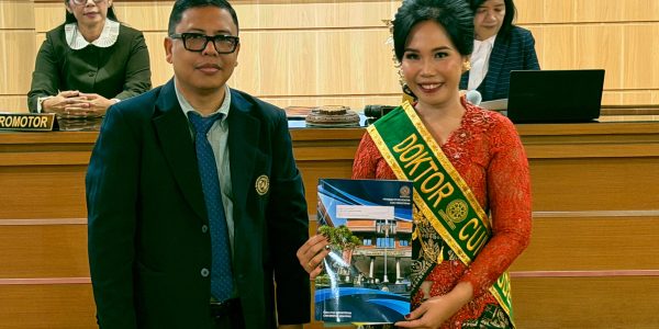 dr. Luh Gede Pradnyawati, M.Kes (kanan) usai Sidang Terbuka Promosi Doktor Program Studi Doktor Ilmu Biomedis Fakultas Kedokteran Universitas Udayana.
