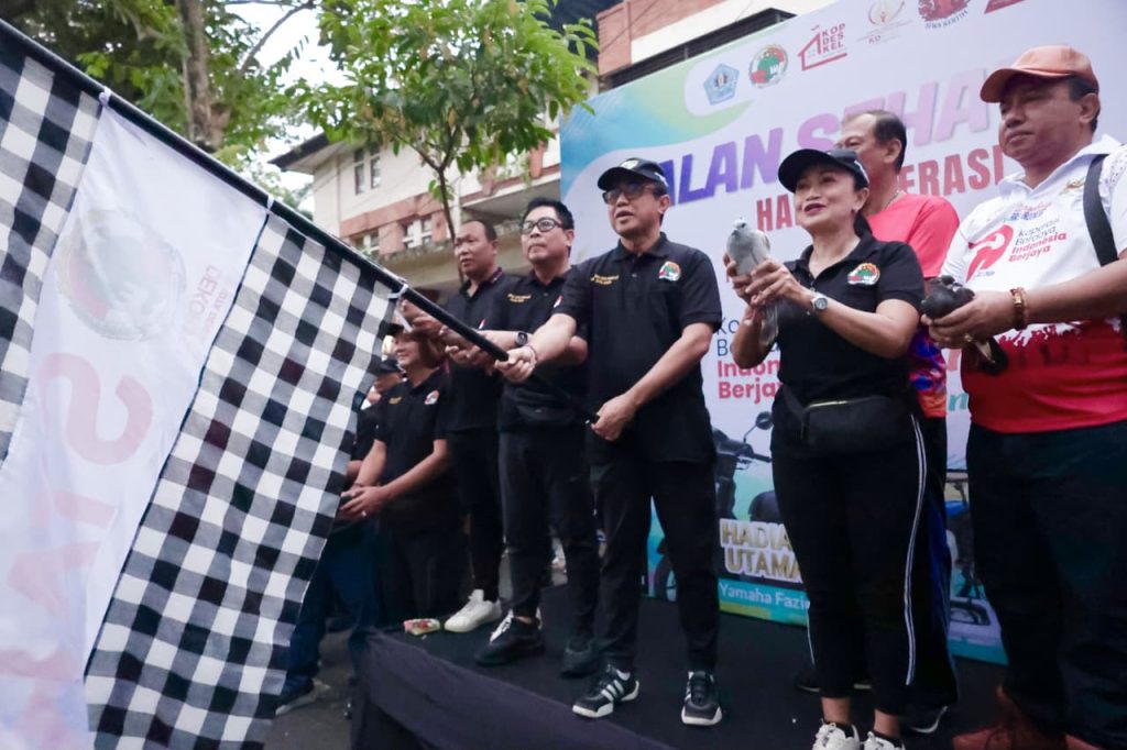 Wali Kota Denpasar, I Gusti Ngurah Jaya Negara didampingi Wakil Wali Kota Denpasar, I Kadek Agus Arya Wibawa, saat melepas peserta Jalan Sehat serangkaian HUT ke-79 Koperasi, di area Lapangan Lumintang, Minggu (19/7).