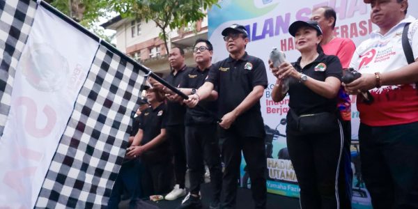 Wali Kota Denpasar, I Gusti Ngurah Jaya Negara didampingi Wakil Wali Kota Denpasar, I Kadek Agus Arya Wibawa, saat melepas peserta Jalan Sehat serangkaian HUT ke-79 Koperasi, di area Lapangan Lumintang, Minggu (19/7).