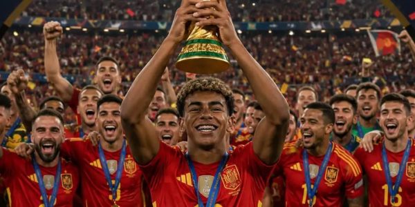 Momen Angkat Trofi Tim Spanyol sebagai Juara FIFA World Cup 2026. (Ist)
