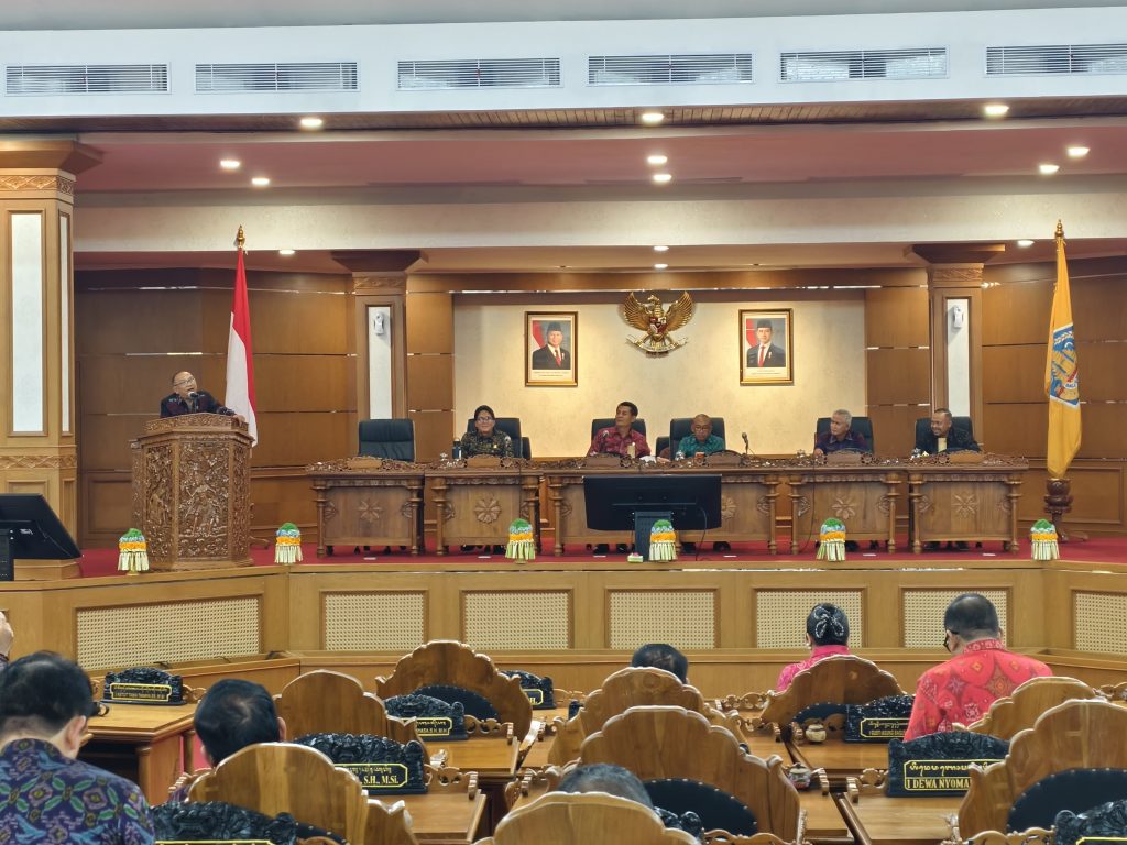Rapat Paripurna DPRD Provinsi Bali, Senin (20/7) di Ruang Sidang Uttama Kantor DPRD Bali.