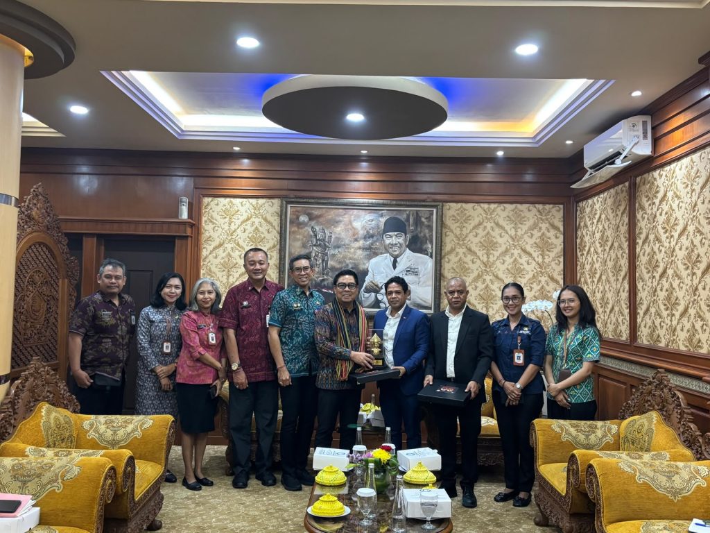 Wakil Wali Kota Denpasar, I Kadek Agus Arya Wibawa, menerima kunjungan kerja Atase Perdagangan dan Industri Konsulat Jenderal Timor Leste di Denpasar, Apolo Justino Franca da Silva, di Kantor Wali Kota Denpasar, Selasa (21/7).