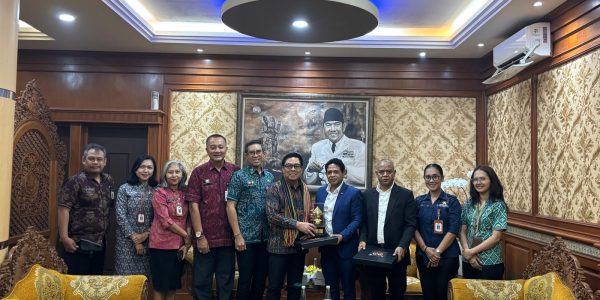 Wakil Wali Kota Denpasar, I Kadek Agus Arya Wibawa, menerima kunjungan kerja Atase Perdagangan dan Industri Konsulat Jenderal Timor Leste di Denpasar, Apolo Justino Franca da Silva, di Kantor Wali Kota Denpasar, Selasa (21/7).