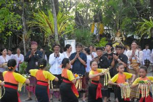 Wali Kota Denpasar, I Gusti Ngurah Jaya Negara saat meninjau langsung pengenalan muatan lokal lewat mesolah dan megending kepada peserta didik di SD Negeri Tulangampiang, Denpasar, Kamis (23/7).