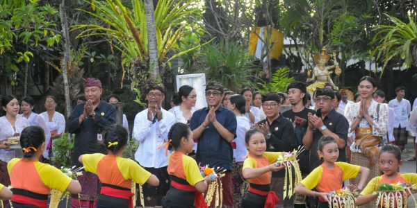 Wali Kota Denpasar, I Gusti Ngurah Jaya Negara saat meninjau langsung pengenalan muatan lokal lewat mesolah dan megending kepada peserta didik di SD Negeri Tulangampiang, Denpasar, Kamis (23/7).