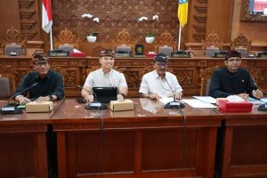 Sekretaris Daerah Kota Denpasar, I Gusti Ngurah Eddy Mulya saat rapat kerja membahas Rancangan Kebijakan Umum Anggaran (KUA) dan Prioritas Plafon Anggaran Sementara (PPAS) Tahun Anggaran 2027 di Gedung DPRD Kota Denpasar, Kamis (23/7).