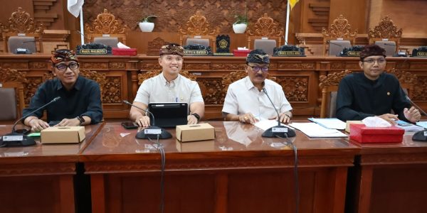 Sekretaris Daerah Kota Denpasar, I Gusti Ngurah Eddy Mulya saat rapat kerja membahas Rancangan Kebijakan Umum Anggaran (KUA) dan Prioritas Plafon Anggaran Sementara (PPAS) Tahun Anggaran 2027 di Gedung DPRD Kota Denpasar, Kamis (23/7).
