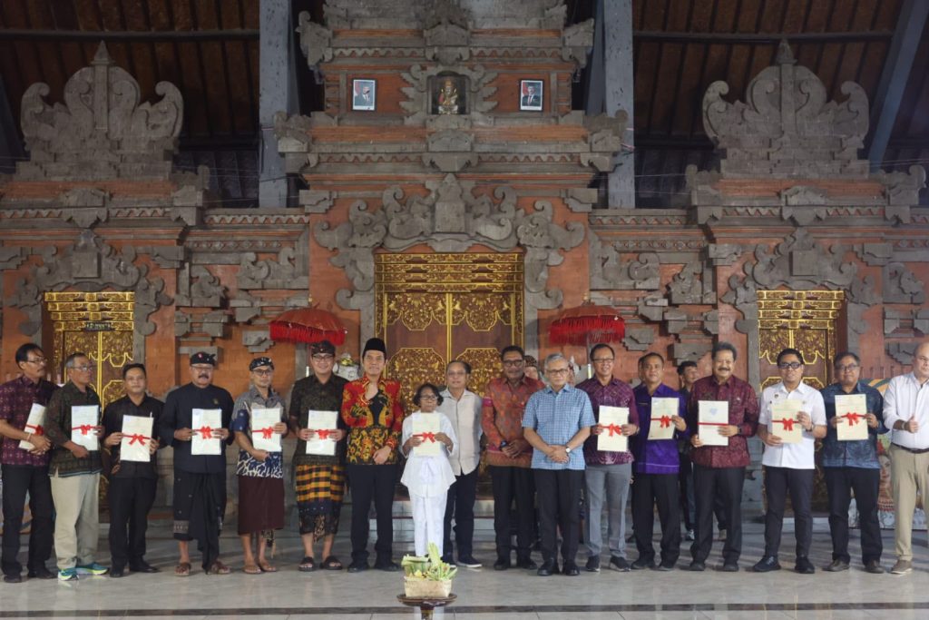 Wakil Wali Kota Denpasar, I Kadek Agus Arya Wibawa menghadiri penyerahan sertifikat tanah rumah ibadah (pura) dan aset pemerintah daerah dalam kunjungan kerja reses Komisi II DPR RI di Wantilan Desa Adat Panjer, Rabu (22/7).