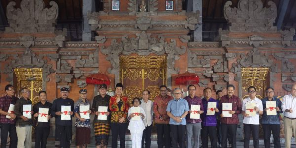 Wakil Wali Kota Denpasar, I Kadek Agus Arya Wibawa menghadiri penyerahan sertifikat tanah rumah ibadah (pura) dan aset pemerintah daerah dalam kunjungan kerja reses Komisi II DPR RI di Wantilan Desa Adat Panjer, Rabu (22/7).