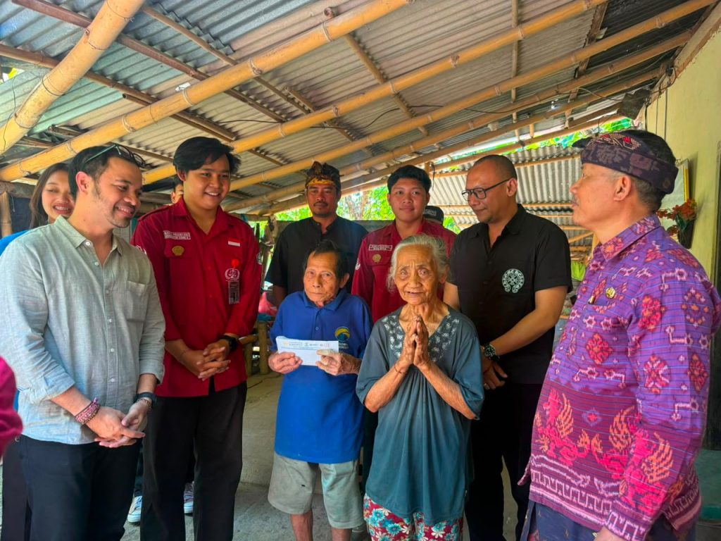 BEM FH Unwar Menyerahkan Donasi kepada Warga di Buleleng.