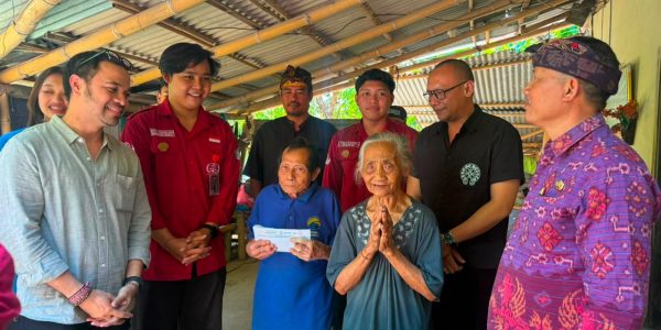 BEM FH Unwar Menyerahkan Donasi kepada Warga di Buleleng.