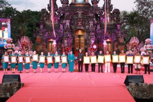 Ketua TP PKK Kota Denpasar, Ny. Sagung Antari Jaya Negara dan Sekretaris I TP PKK Kota Denpasar Ny. Ayu Kristi Arya Wibawa saat menerima Piagam penghargaan lomba Juara I dalam Lomba Paduan Suara dan Juara II dalam Lomba Memasak Menu Pangan Lokal Non Beras dan Ikan pada perayaan puncak Peringatan Hari Kesatuan Gerak (HKG) PKK ke-54 Tingkat Provinsi Bali Tahun 2026, bertempat di di Panggung Terbuka Ardha Candra Art Center Denpasar, Jumat (24/7).