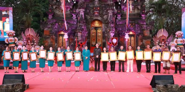 Ketua TP PKK Kota Denpasar, Ny. Sagung Antari Jaya Negara dan Sekretaris I TP PKK Kota Denpasar Ny. Ayu Kristi Arya Wibawa saat menerima Piagam penghargaan lomba Juara I dalam Lomba Paduan Suara dan Juara II dalam Lomba Memasak Menu Pangan Lokal Non Beras dan Ikan pada perayaan puncak Peringatan Hari Kesatuan Gerak (HKG) PKK ke-54 Tingkat Provinsi Bali Tahun 2026, bertempat di di Panggung Terbuka Ardha Candra Art Center Denpasar, Jumat (24/7).