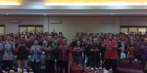 Pembekalan dan Pelepasan Mahasiswa KAT di Auditorium Universitas Ngurah Rai, Denpasar Timur, Sabtu (25/7/2026).
