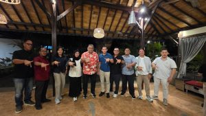 Ketua Umum JMSI Pusat Teguh Santosa (lima dari kiri) bersama JMSI Bali.
