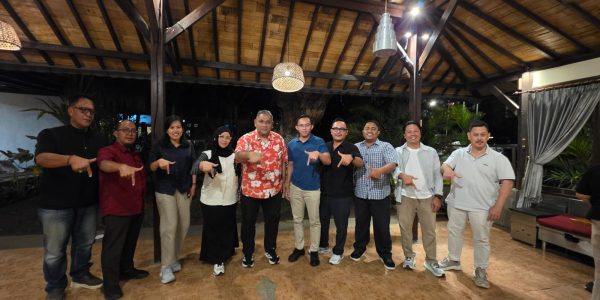 Ketua Umum JMSI Pusat Teguh Santosa (lima dari kiri) bersama JMSI Bali.
