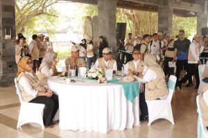Wakil Wali Kota Denpasar, I Kadek Agus Arya Wibawa saat menghadiri pelaksanaan penanaman Pohon Mangrove serangkaian Puncak Hari Mangrove Sedunia Tahun 2026 yang dilaksanakan di seputaran area Ekowisata Mangrove Batu Lumbang, Kawasan Taman Hutan Raya (Tahura) Ngurah Rai, Denpasar pada Minggu (26/7).