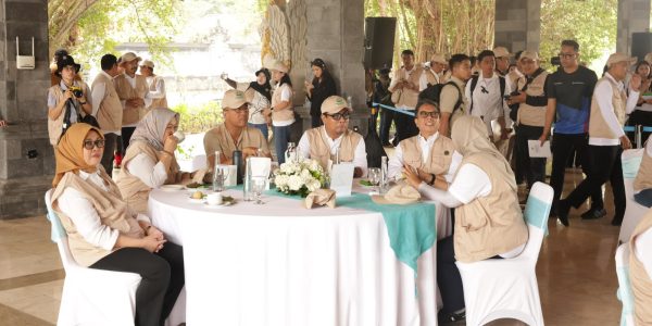 Wakil Wali Kota Denpasar, I Kadek Agus Arya Wibawa saat menghadiri pelaksanaan penanaman Pohon Mangrove serangkaian Puncak Hari Mangrove Sedunia Tahun 2026 yang dilaksanakan di seputaran area Ekowisata Mangrove Batu Lumbang, Kawasan Taman Hutan Raya (Tahura) Ngurah Rai, Denpasar pada Minggu (26/7).