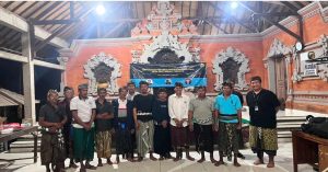 Bersama Ketua Tim Dr. I Ketut Sukadana, S.H.,M.H (kemeja putih) didampingi Bandesa adat Bebali (nomor empat dari kanan) usai pembahasan pararem penyahcah awig-awig.