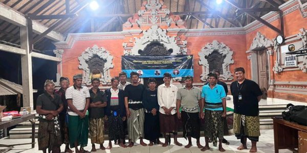 Bersama Ketua Tim Dr. I Ketut Sukadana, S.H.,M.H (kemeja putih) didampingi Bandesa adat Bebali (nomor empat dari kanan) usai pembahasan pararem penyahcah awig-awig.