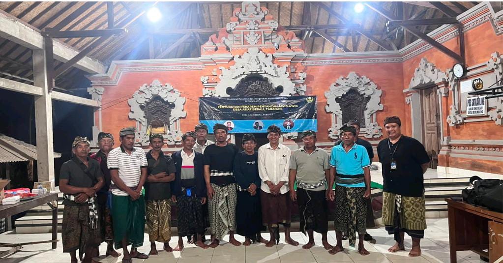 Bersama Ketua Tim Dr. I Ketut Sukadana, S.H.,M.H (kemeja putih) didampingi Bandesa adat Bebali (nomor empat dari kanan) usai pembahasan pararem penyahcah awig-awig.